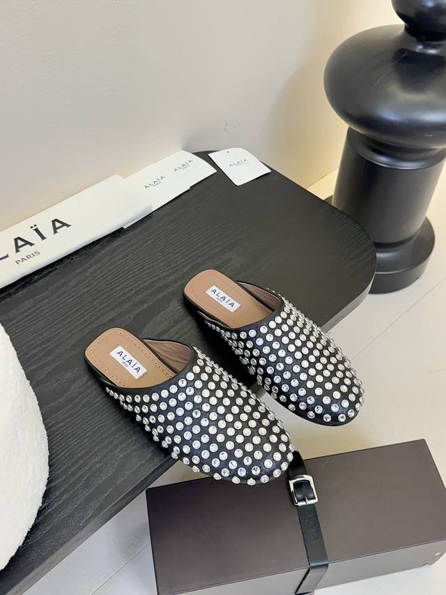 原版包装Alaia 经典芭蕾舞鞋新品以芭蕾的灵动意韵融于日常，以现代笔触刻画舞鞋经典轮廓！黑色钻饰皮质款芭蕾舞鞋，从经典日式鞋履汲取灵感，圆润五金点缀于鞋面，简