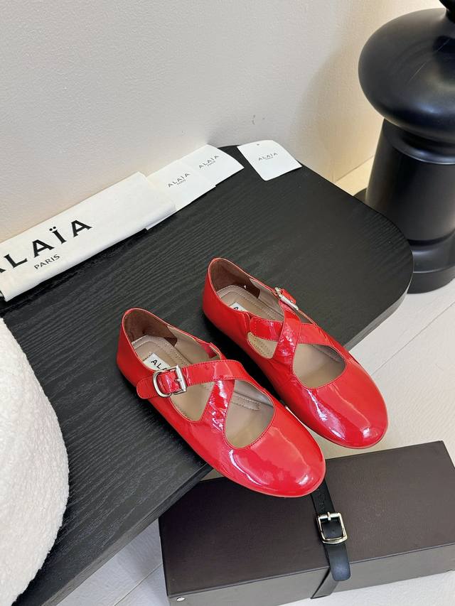 原包装Alaia 走秀款平底芭蕾舞鞋章小蕙同款 甜酷芭蕾风 人气超高的一款芭蕾舞鞋，浪漫又迷人 舒适百搭原版订制牛皮 网纱 羊京面料羊皮内里私模橡胶防滑大底码数