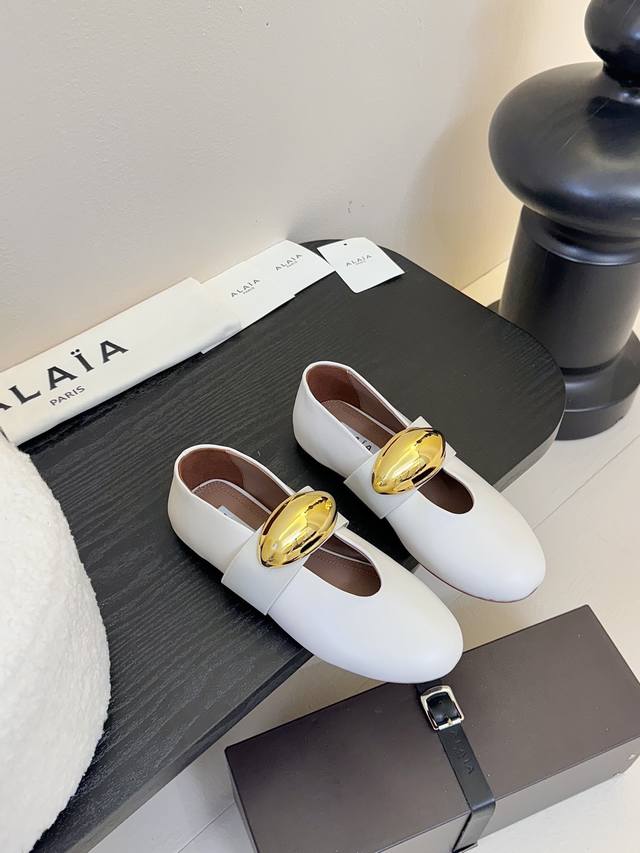 原版包装Alaia 经典芭蕾舞鞋新品以芭蕾的灵动意韵融于日常，以现代笔触刻画舞鞋经典轮廓！黑色钻饰皮质款芭蕾舞鞋，从经典日式鞋履汲取灵感，圆润五金点缀于鞋面，简