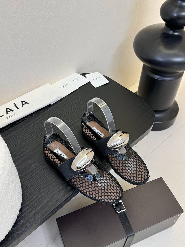 原包装Alaia 走秀款平底芭蕾舞鞋章小蕙同款 甜酷芭蕾风 人气超高的一款芭蕾舞鞋，浪漫又迷人 舒适百搭原版订制牛皮 网纱 羊京面料羊皮内里私模橡胶防滑大底码数