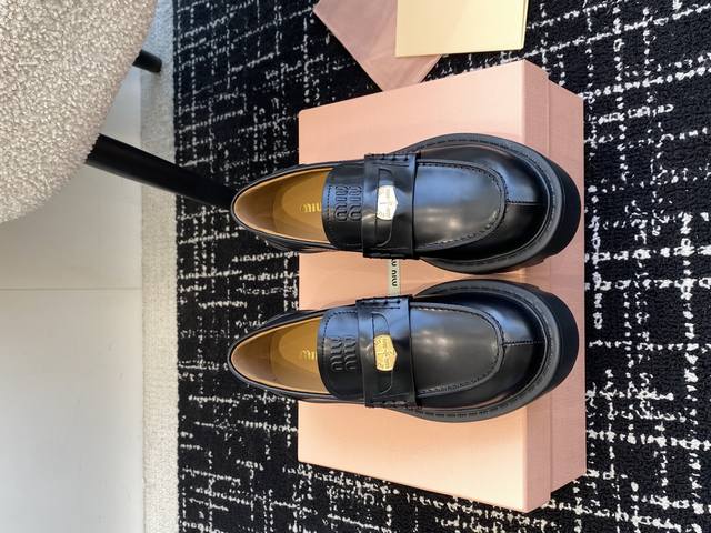 代购级 Miu Miu 25ss 新款 一脚蹬 金币 乐福鞋为你打造纤细大长腿
