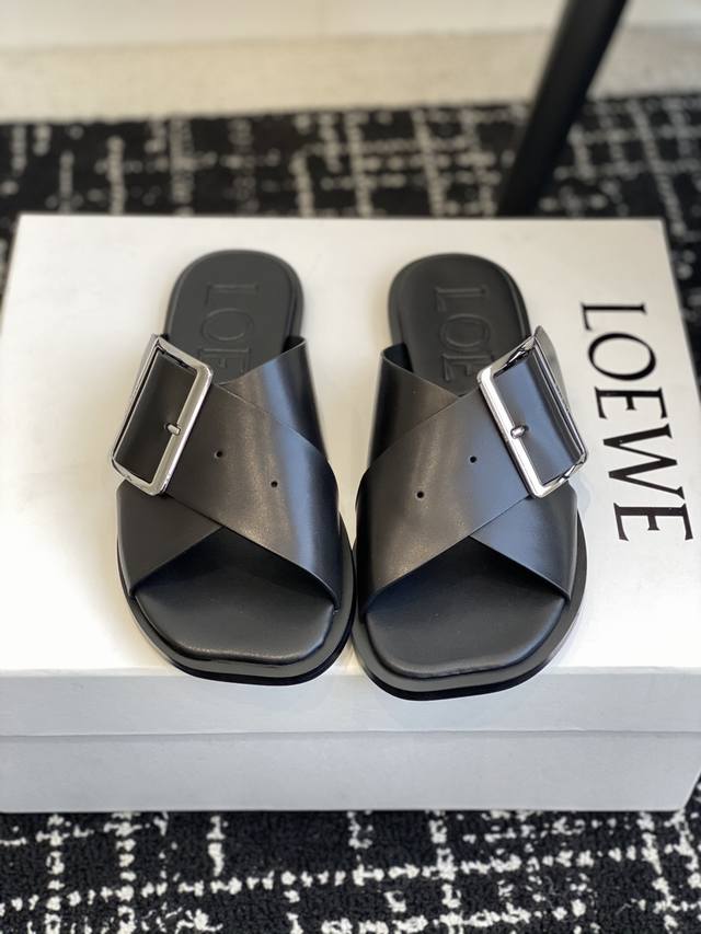 代购级 LOEWE 罗意威 25ss 春夏新品 交叉 方扣 拖鞋 疯狂种草简约设计感觉更干净优雅让你念念不忘 颜色也很耐看漂亮，上脚瞬间气质十足气场，简直无敌帅