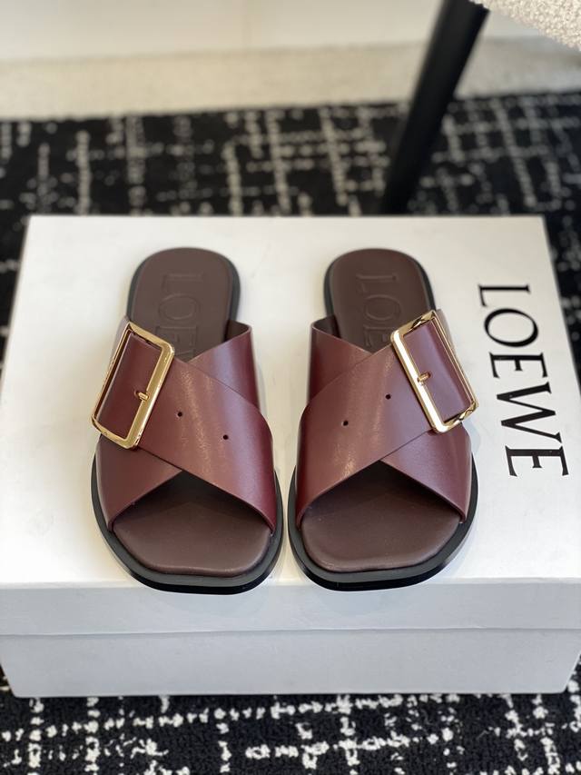 代购级 LOEWE 罗意威 25ss 春夏新品 交叉 方扣 拖鞋 疯狂种草简约设计感觉更干净优雅让你念念不忘 颜色也很耐看漂亮，上脚瞬间气质十足气场，简直无敌帅