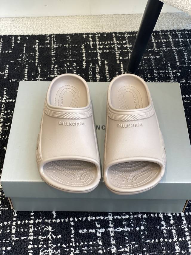 代购级 BALENCIAGE 巴黎世家 Pool Crocs 合作款厚底拖原版1:1还原，单码单模，大小合适，舒适度满满，后跟和原版一致有码标，所有鞋面颗粒感，