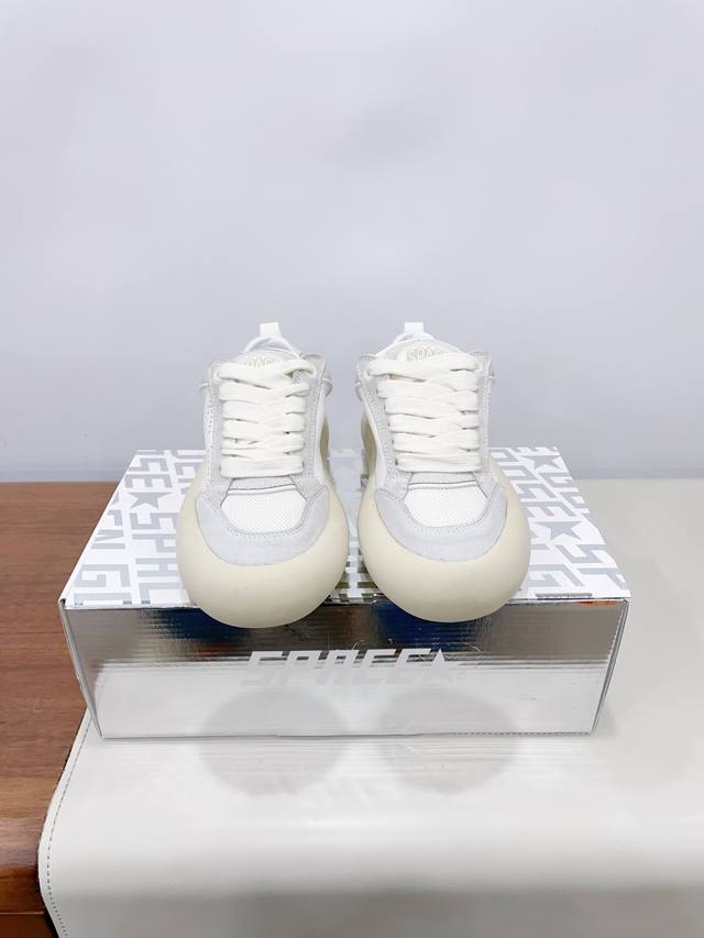 GGD* space sta* 情侣款新款推出3个系列 包子鞋厚底面包鞋打破传统审美，小脏鞋做到了明星私服上脚示范 就是这么百搭 ！再也不用担心洗鞋的问题啦！鞋