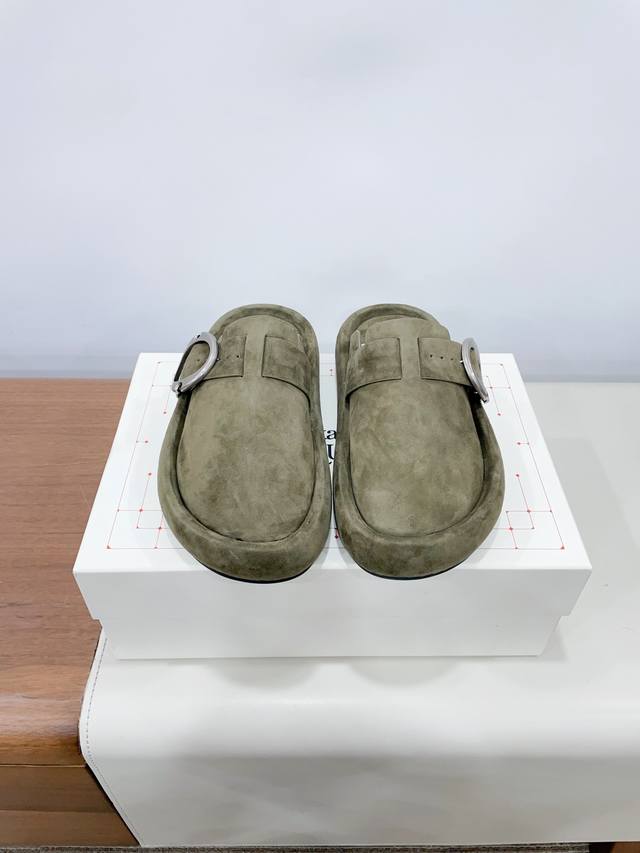 2025春新品Arc厚底麂皮拖鞋男女情侣款AIexanderMcQUEEN已认证。最新同步专柜新版T台走秀款 ，原版开模1:1复刻，面料釆用光滑小牛皮及麂皮打造