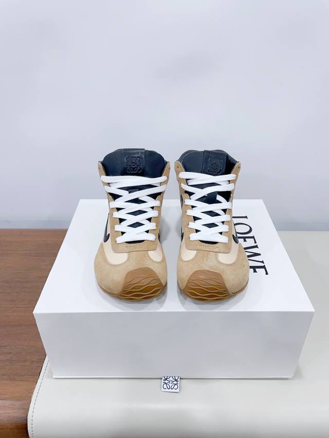 LOEWE罗意威 高帮 2024专柜走秀同步新配色德训鞋复古潮流 休闲小白鞋 原版开发 做货 罗意威最新款 运动无止境，设计大胆奢华，时尚工艺与运动精神融合创造