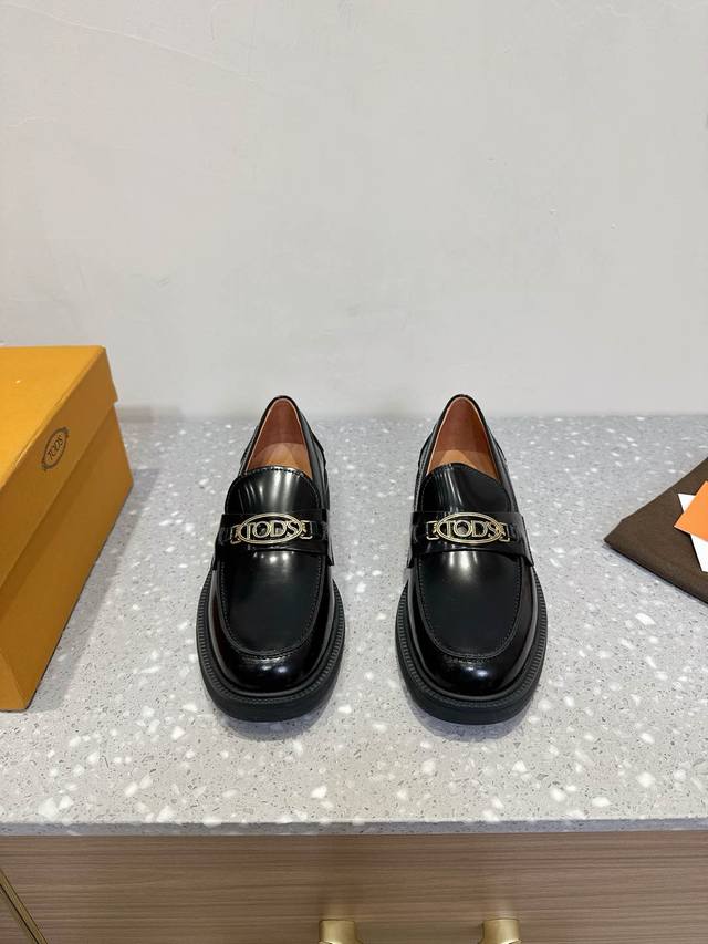 东莞货 ' 托德斯 新款金属T型链条饰扣 乐福鞋 托德斯穿着一如既往的舒适tods乐福鞋通过其手工作品充分体现了工艺大师精益求精的匠人精神。直到看到了这双鞋，瞬
