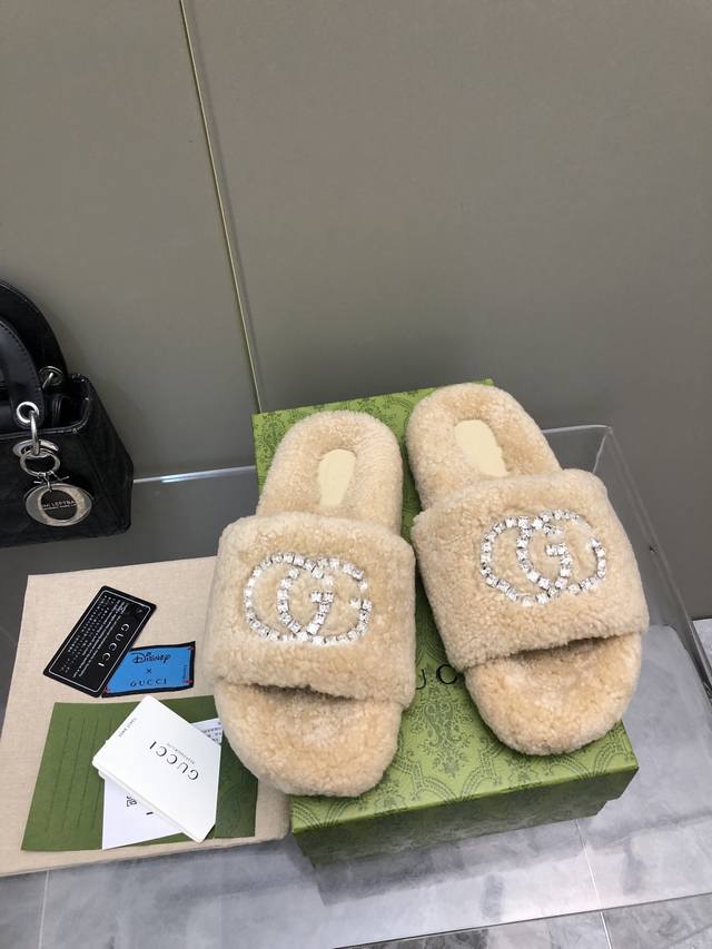 Gucci 新款水钻羊毛拖鞋欧洲进口A级羊毛 与原版一致满鞋全部采用纯羊毛鞋面和垫脚logo采用混种羊皮，大底与原版一样的TPU材质底片耐磨防滑！！码数35-4