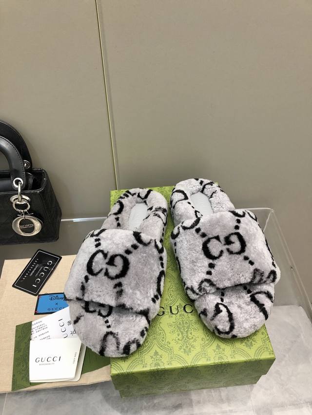 Gucci 新款印花羊毛拖鞋欧洲进口A级羊毛 与原版一致满鞋全部采用纯羊毛鞋面和垫脚logo采用混种羊皮，大底与原版一样的TPU材质底片耐磨防滑！！码数35-4
