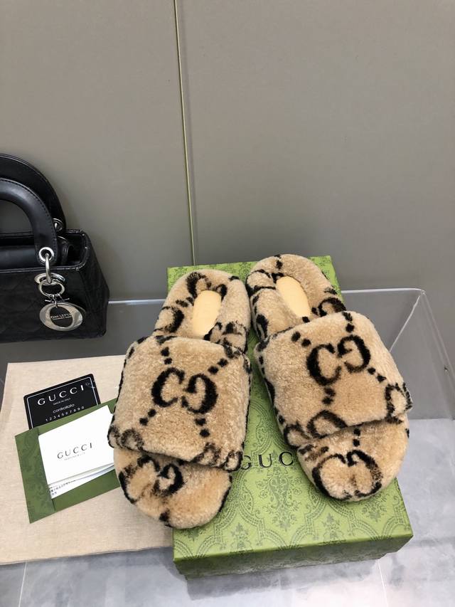 Gucci 新款印花羊毛拖鞋欧洲进口A级羊毛 与原版一致满鞋全部采用纯羊毛鞋面和垫脚logo采用混种羊皮，大底与原版一样的TPU材质底片耐磨防滑！！码数35-4
