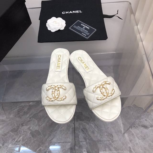 CHANE*｜小香25c新品菱格双C链条扣拖鞋拖鞋的狂热爱好者又来了 可以承包你一整个夏天的时髦经典菱格链条元素设计浓浓的中古典雅气息搭配任何风格都很赞增添了许