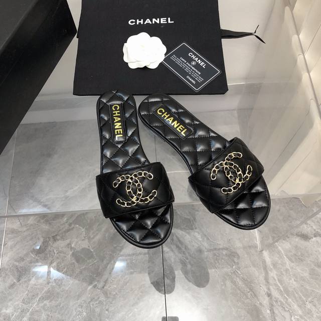 CHANE*｜小香25c新品菱格双C链条扣拖鞋拖鞋的狂热爱好者又来了 可以承包你一整个夏天的时髦经典菱格链条元素设计浓浓的中古典雅气息搭配任何风格都很赞增添了许