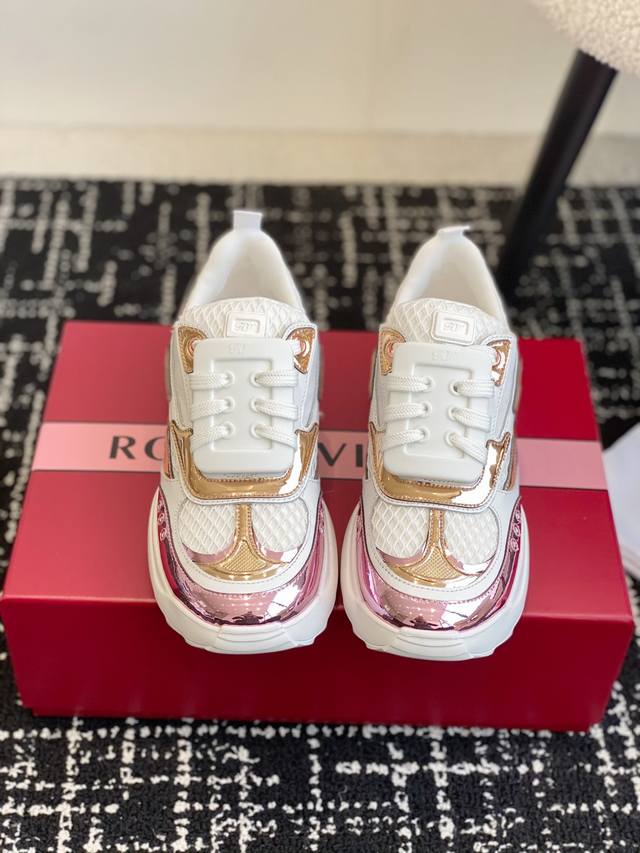 代购级 Roger Vivier 25ss 春夏 RV厚底运动鞋休闲鞋以皮革拼镜面织物和网眼面料制成前面点缀迷你闪钻饰扣和珐琅花朵舒适又不失活泼，尽显松弛感材质