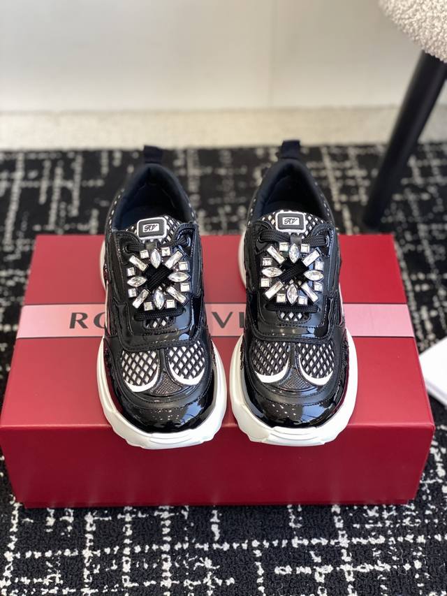 代购级 Roger Vivier 25ss 春夏 RV厚底运动鞋休闲鞋以皮革拼镜面织物和网眼面料制成前面点缀迷你闪钻饰扣和珐琅花朵舒适又不失活泼，尽显松弛感材质
