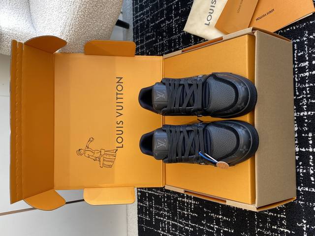代购级 Louis Vuitton 24ss 系带驴家的爆款！trainer板鞋，每个人都必须入的款，绝不后悔！超级百搭高级！什么衣服都好搭。最主要是超耐看的。
