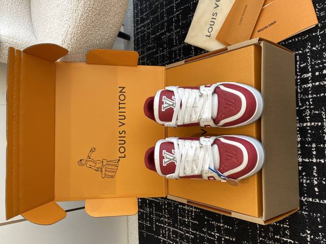 代购级 Louis Vuitton 24ss 系带驴家的爆款！trainer板鞋，每个人都必须入的款，绝不后悔！超级百搭高级！什么衣服都好搭。最主要是超耐看的。