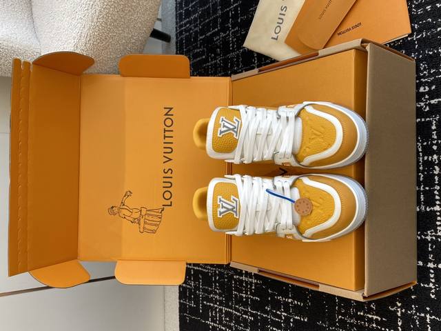 代购级 Louis Vuitton 24ss 系带驴家的爆款！trainer板鞋，每个人都必须入的款，绝不后悔！超级百搭高级！什么衣服都好搭。最主要是超耐看的。