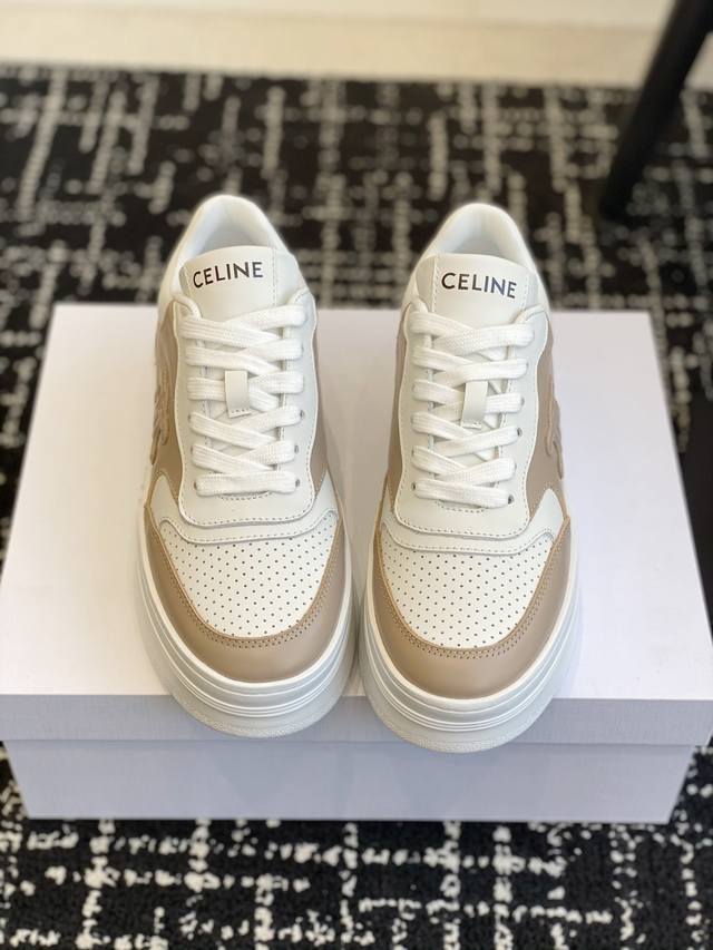 代购级 CELINE思琳赛琳 厚底 小白鞋 鞋后帮和侧面压印CELINE标志厚底面包鞋2025春夏新款 凯旋门徽标系带 简单舒服，干净利落，增高显腿细无论是单穿