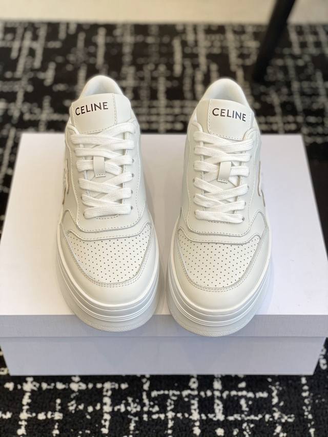 代购级 CELINE思琳赛琳 厚底 小白鞋 鞋后帮和侧面压印CELINE标志厚底面包鞋2025春夏新款 凯旋门徽标系带 简单舒服，干净利落，增高显腿细无论是单穿