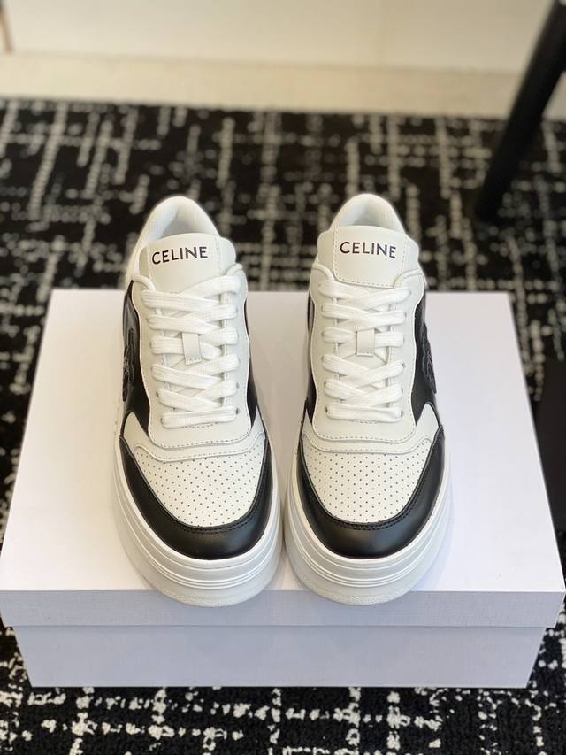 代购级 CELINE思琳赛琳 厚底 小白鞋 鞋后帮和侧面压印CELINE标志厚底面包鞋2025春夏新款 凯旋门徽标系带 简单舒服，干净利落，增高显腿细无论是单穿