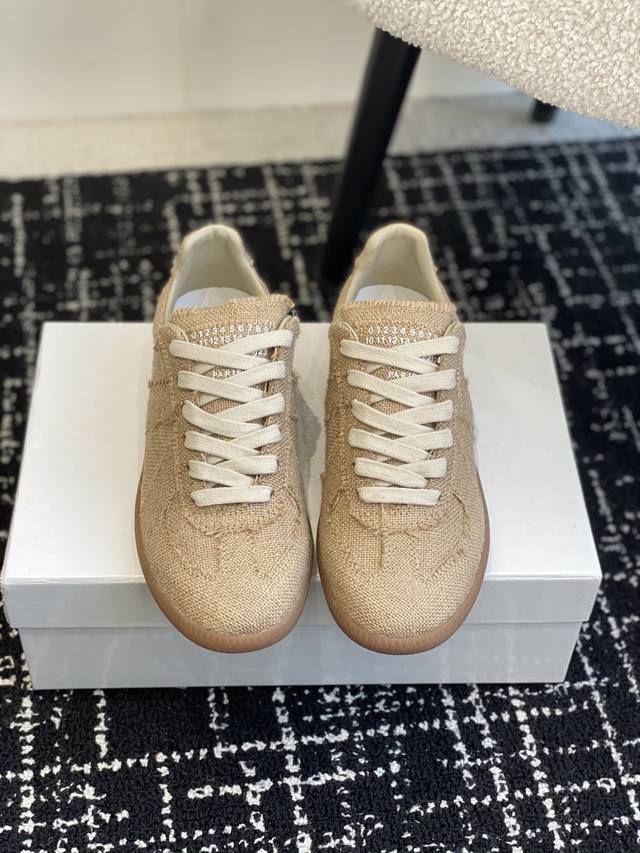 代购级 maison margiel*，mm6马吉拉经典德训鞋马吉拉最最舒服的德训鞋子了！复古感满满！随便穿搭就可以很高级！鞋子很轻便！穿起来上脚超级舒服透气！