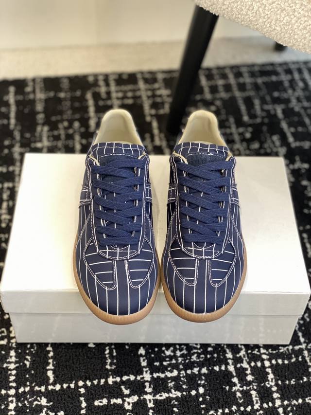 代购级 maison margiel*，mm6马吉拉经典德训鞋马吉拉最最舒服的德训鞋子了！复古感满满！随便穿搭就可以很高级！鞋子很轻便！穿起来上脚超级舒服透气！