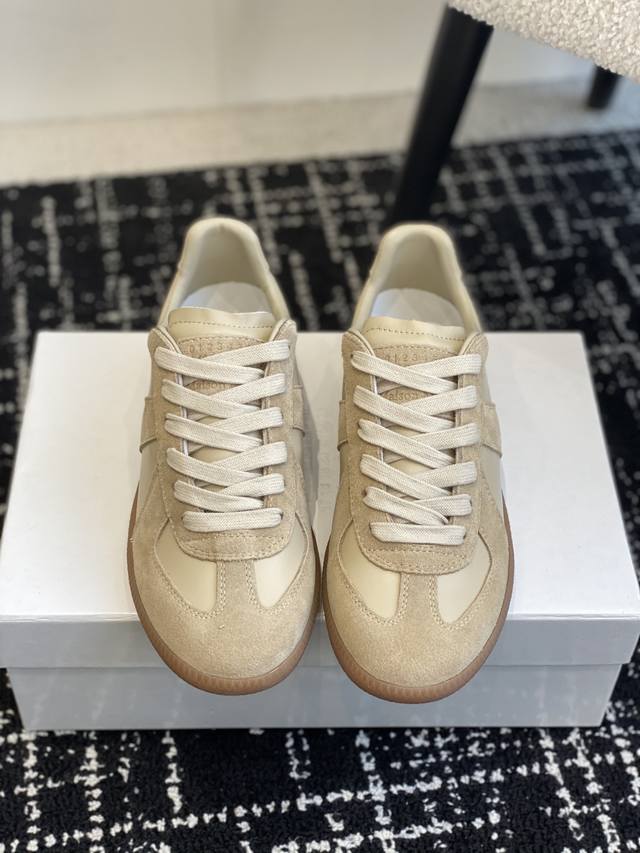 代购级 maison margiel*，mm6马吉拉经典德训鞋马吉拉最最舒服的德训鞋子了！复古感满满！随便穿搭就可以很高级！鞋子很轻便！穿起来上脚超级舒服透气！
