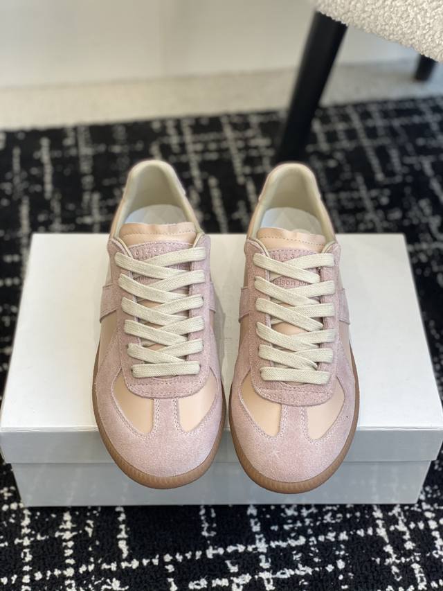 代购级 maison margiel*，mm6马吉拉经典德训鞋马吉拉最最舒服的德训鞋子了！复古感满满！随便穿搭就可以很高级！鞋子很轻便！穿起来上脚超级舒服透气！
