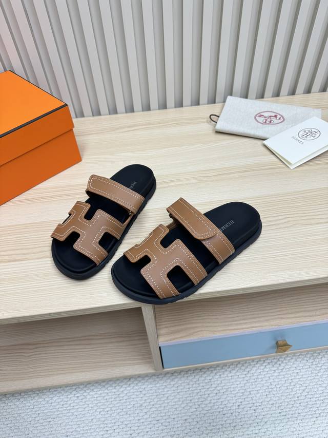出厂 顶级版本 男码10 *爱马仕二舅拖 今年面料均选用光脚或者搭配个袜子穿，都时髦的不行哦 面料：进口牛皮内里：真皮鞋底：原版开模tpu鞋底 非普通橡胶 尺码