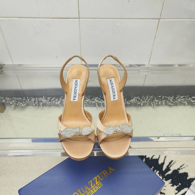 AQUAZZURA 菠萝早春专柜新品仙女时装鞋系列，同步官网全系列龙年主打一个火爆，全网各大网红纷纷开秀，绝美的穿搭系列！鞋面：进口真丝内里：柔软羊皮大底：意大