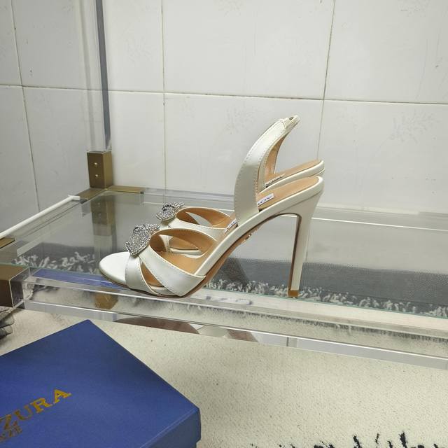 AQUAZZURA 菠萝早春专柜新品仙女时装鞋系列，同步官网全系列龙年主打一个火爆，全网各大网红纷纷开秀，绝美的穿搭系列！鞋面：进口真丝内里：柔软羊皮大底：意大