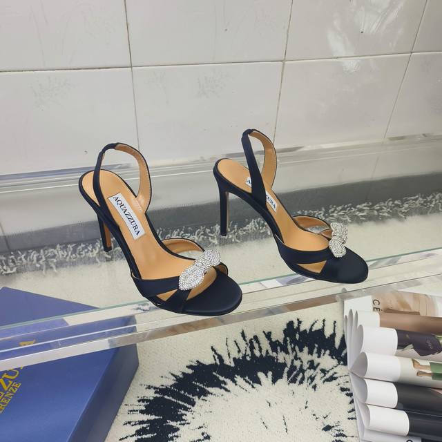 AQUAZZURA 菠萝早春专柜新品仙女时装鞋系列，同步官网全系列龙年主打一个火爆，全网各大网红纷纷开秀，绝美的穿搭系列！鞋面：进口真丝内里：柔软羊皮大底：意大