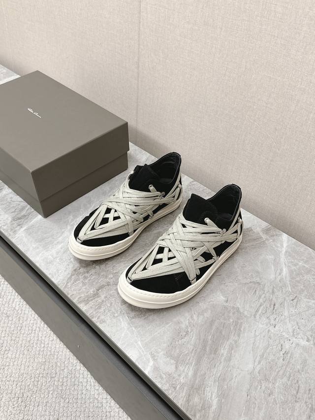男10Rickowens 欧文斯疯狂绑带鞋 麂皮黑色 年度“鞋王”区分市面所有版本 纯手工打造纯原，非流水化作业的产物！尊崇欧文斯的理念，每一只都是独一无二，有