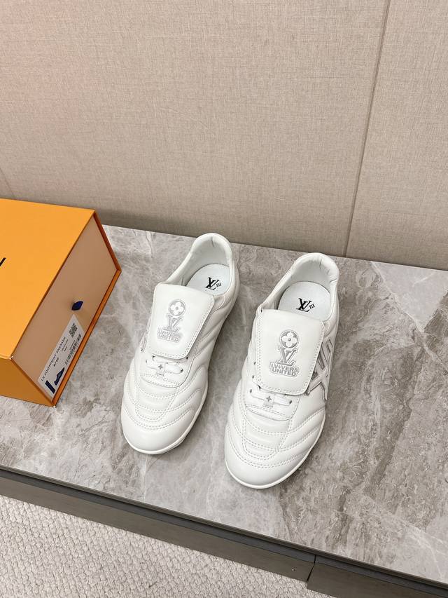 LV路易威登最新Footprint系列 情侣款足球运动鞋原版购入开发 做货 这款 Footprint Soccer 运动鞋于2025春夏系列时装展中亮相，是Ph