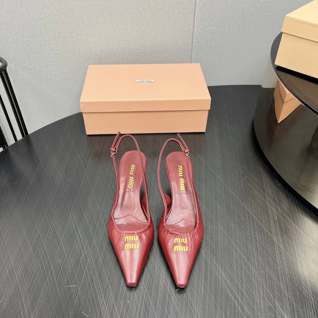 出厂: 独家顶级版本 MIUMIU缪缪2025vs春夏最新走秀爆款单鞋系列 尖头猫跟单鞋 MIUMIU秋冬T台走秀网红同款＂造梦不夜城＂，miumiu能在重要场