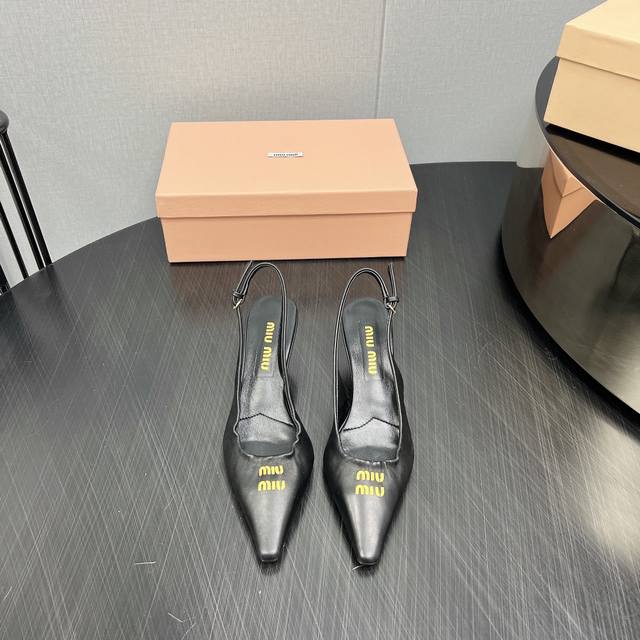出厂: 独家顶级版本 MIUMIU缪缪2025vs春夏最新走秀爆款单鞋系列 尖头猫跟单鞋 MIUMIU秋冬T台走秀网红同款＂造梦不夜城＂，miumiu能在重要场