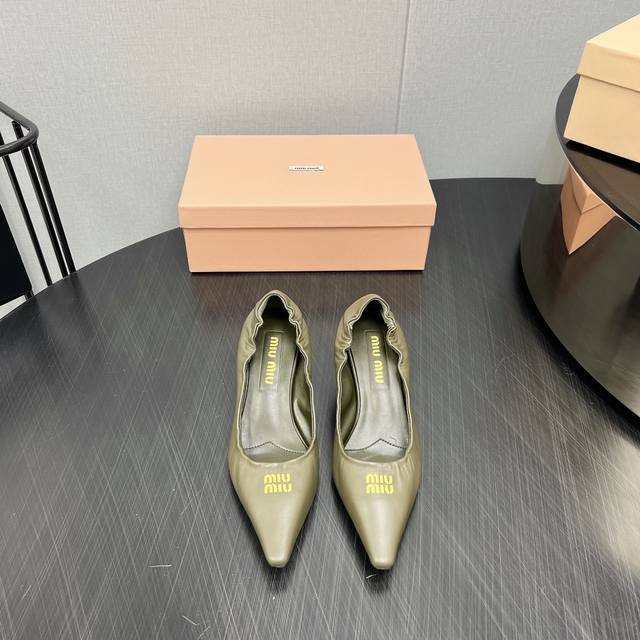 出厂: 独家顶级版本 MIUMIU缪缪2025vs春夏最新走秀爆款单鞋系列 尖头猫跟单鞋 MIUMIU秋冬T台走秀网红同款＂造梦不夜城＂，miumiu能在重要场