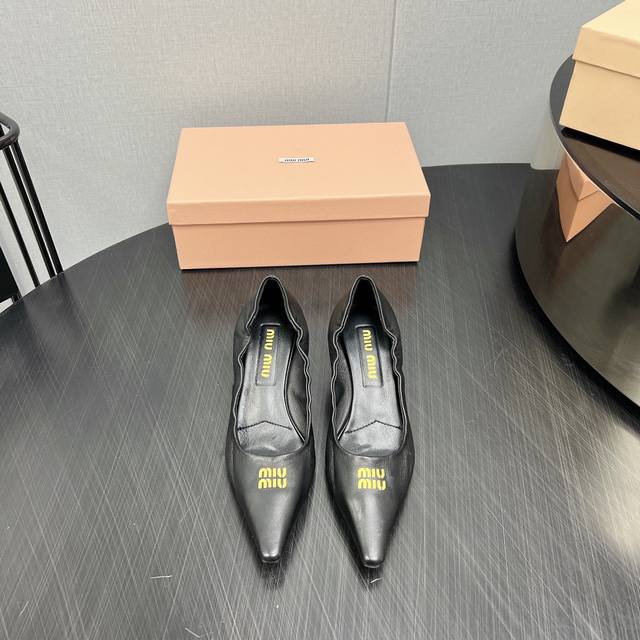 出厂: 独家顶级版本 MIUMIU缪缪2025vs春夏最新走秀爆款单鞋系列 尖头猫跟单鞋 MIUMIU秋冬T台走秀网红同款＂造梦不夜城＂，miumiu能在重要场