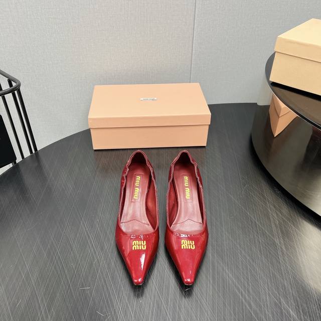 出厂: 独家顶级版本 MIUMIU缪缪2025vs春夏最新走秀爆款单鞋系列 尖头猫跟单鞋 MIUMIU秋冬T台走秀网红同款＂造梦不夜城＂，miumiu能在重要场