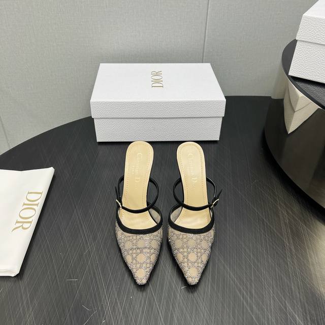 出厂： 独家顶级版本 Dior*迪奥 2024vs秋冬新款单鞋系列 尖头烫钻单鞋 原版购入开发 ！完美还原这款鞋的楦形细节鞋面进口牛漆皮 内里垫脚细腻小羊皮，看