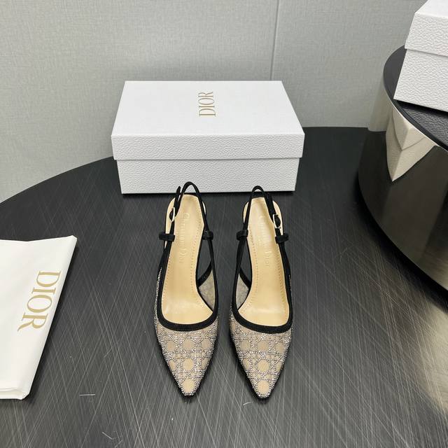 出厂： 独家顶级版本 Dior*迪奥 2024vs秋冬新款单鞋系列 尖头烫钻单鞋 原版购入开发 ！完美还原这款鞋的楦形细节鞋面进口牛漆皮 内里垫脚细腻小羊皮，看