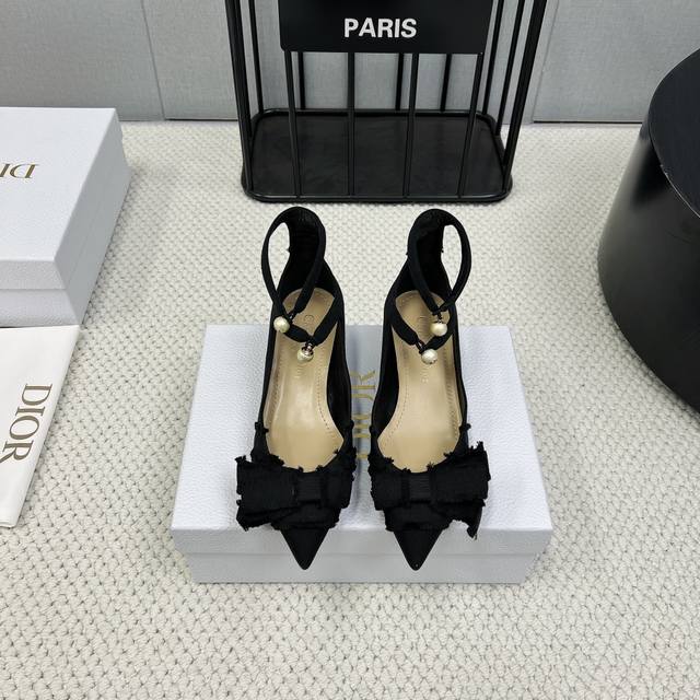 出厂： 独家顶级版本 Dior*迪奥 2025vs新款单鞋系列 尖头珍珠扣单鞋 原版购入开发 ！完美还原这款鞋的楦形细节鞋面进口牛漆皮 内里垫脚细腻小羊皮，看细