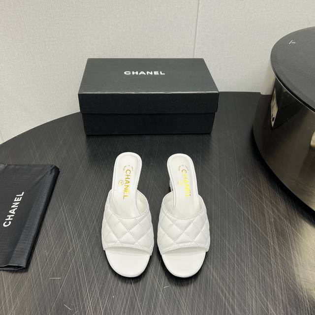 出厂： 独家顶级版本 CHANEL香家25vs春夏新款时装凉鞋系列 圆头高跟凉拖 香奈儿是一个非常全面之尊贵时尚生活品牌，香港，美国，等大时尚博主及明星的同款，