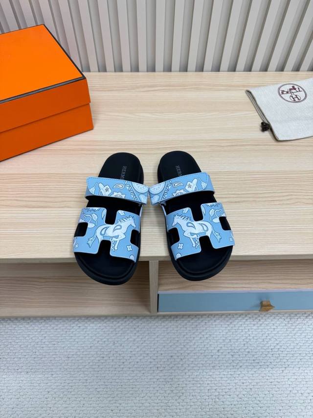 顶级版本 Hermes 爱马仕 涂鸦 火到不行的情侣款二舅拖 猪鼻子夹角凉鞋拖鞋,搭配各种彩色袜子，潮爆了！ 鞋面：进口牛皮 羊京皮 布面内里：进口牛皮 羊皮大