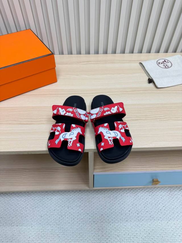 顶级版本 Hermes 爱马仕 涂鸦 火到不行的情侣款二舅拖 猪鼻子夹角凉鞋拖鞋,搭配各种彩色袜子，潮爆了！ 鞋面：进口牛皮 羊京皮 布面内里：进口牛皮 羊皮大