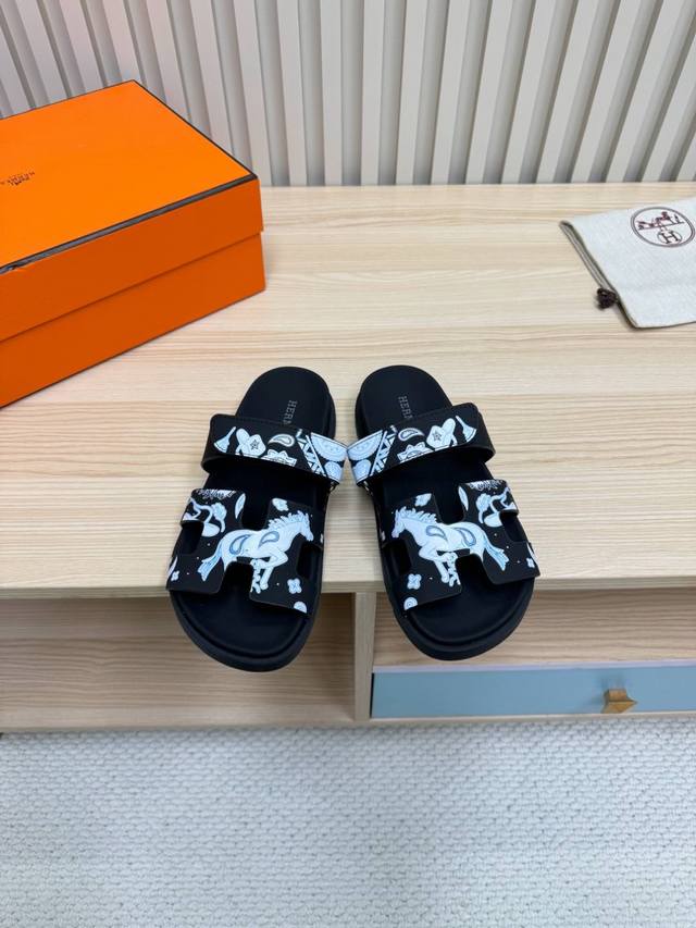 顶级版本 Hermes 爱马仕 火到不行的情侣款二舅拖 猪鼻子夹角凉鞋拖鞋,搭配各种彩色袜子，潮爆了！ 鞋面：进口牛皮 羊京皮 布面内里：进口牛皮 羊皮大底：T