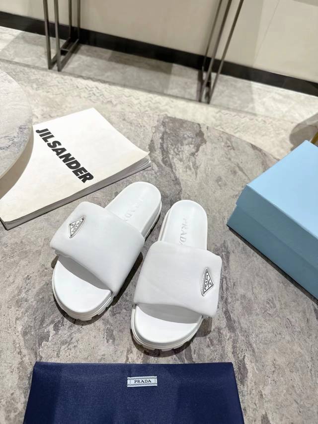Prada 普拉达 新款面包一字拖女面皮：超软全粒面绵羊皮内里：进口羊皮里，原版1:1开发三角扣，中大底为原版暴力拆解复刻开发码数：35-39 34、40、41