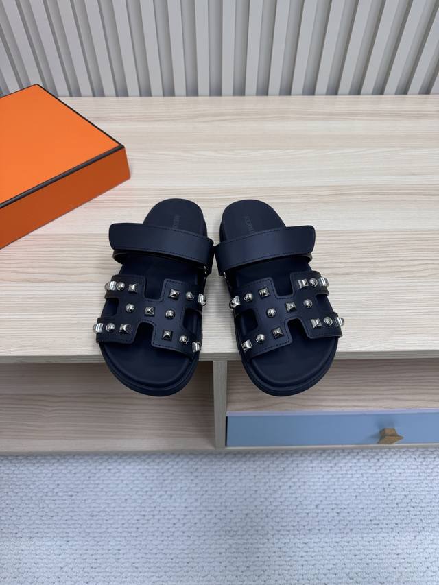 顶级版本 Hermes 爱马仕火到不行的情侣款二舅拖 最新蛇纹凉鞋拖鞋,搭配各种彩色袜子，潮爆了！ 鞋面：进口牛皮 羊京皮 布面 掌纹皮内里：进口牛皮 羊皮大底