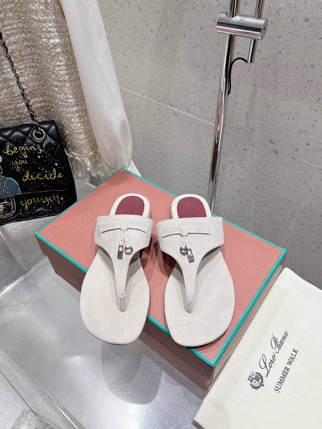 Loro Piana 25春夏LP顶级版本英伦宝石吊坠夹脚平底拖鞋凉鞋原来这就是传说走两万步都不会累脚的夹脚凉鞋把颜值和脚感都拿捏住了，上脚一走就会被彻底沦陷～